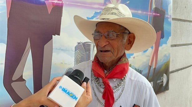 Con 80 años, Jovito demuestra su energía bailando en calles de Veracruz para sobrevivir | VIDEO