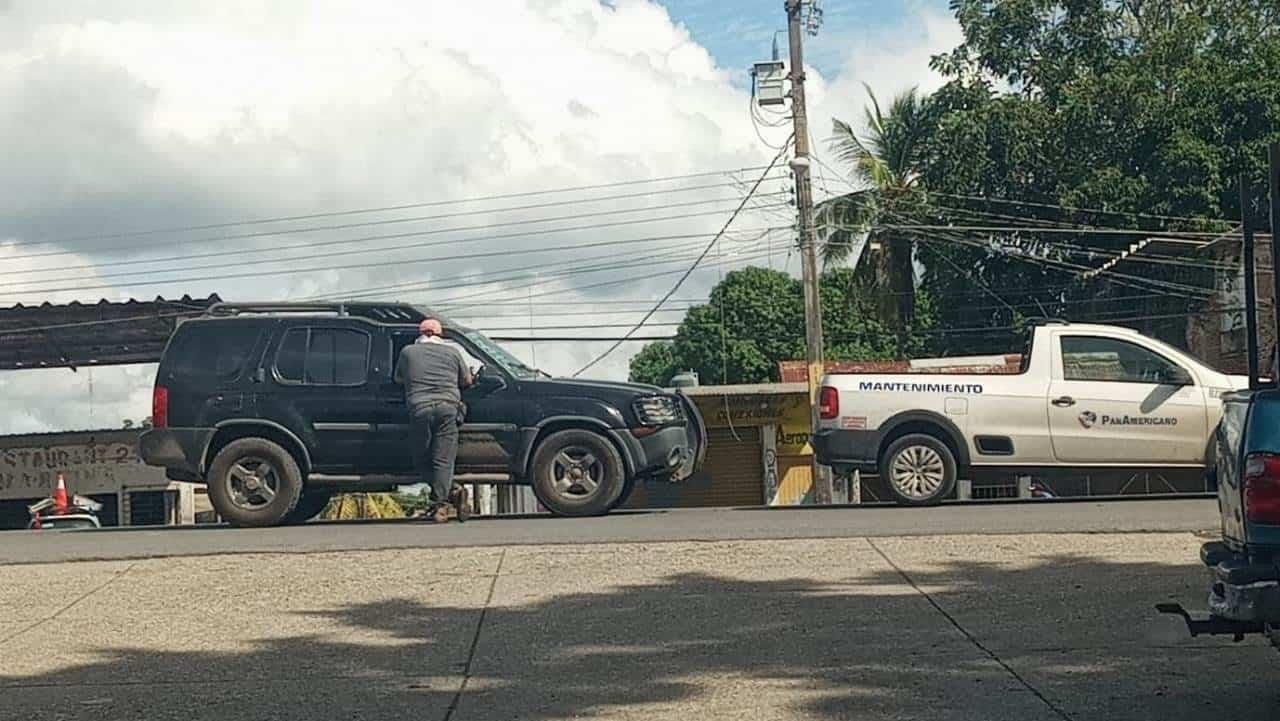 Dos camionetas se impactan en carretera de Tierra Blanca