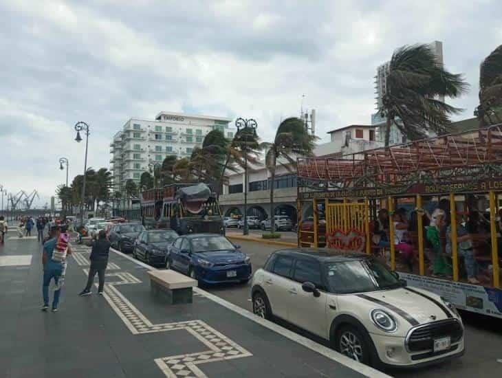 Pese a norte explosivo turistas visitan el malecón de Veracruz