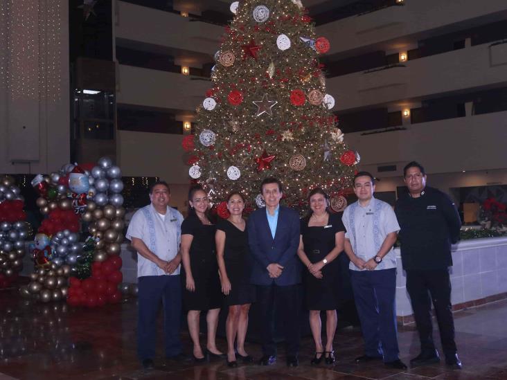 Hotel Galería Plaza lleva a cabo encendido del árbol de Navidad