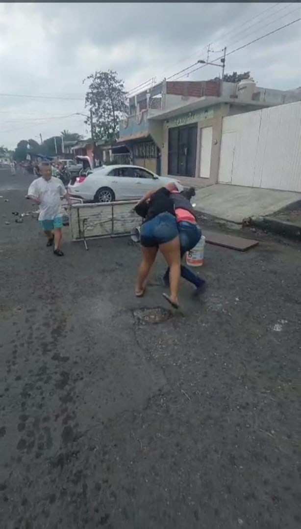 Dos mujeres se lanzan a los golpes en Boca del Río y llega la policía