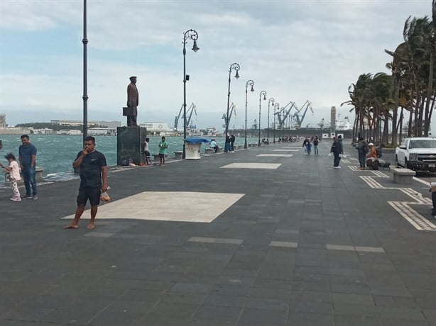 Pese a norte explosivo turistas visitan el malecón de Veracruz