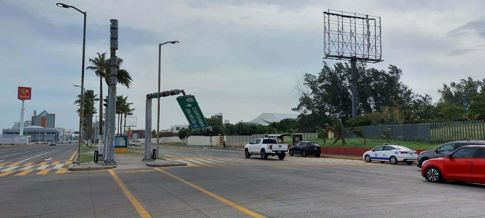 Norte derriba semáforo frente al Ilustre Veracruzano, en Boca del Río | VIDEO