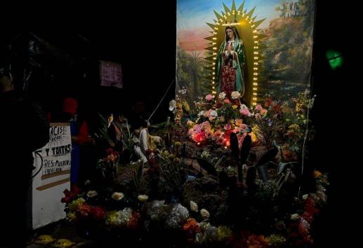 A oscuras, peregrinos llegan a ver a la Virgen en Poza Rica
