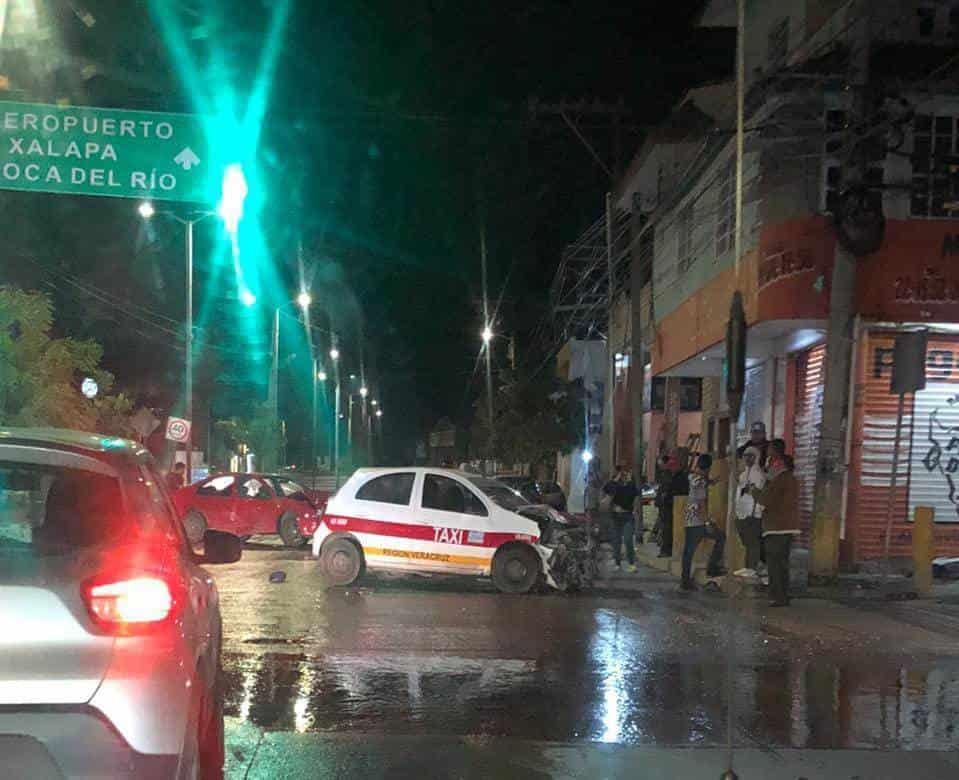 Automóvil choca contra taxi en colonia La Pochota; roban celular de pasajero