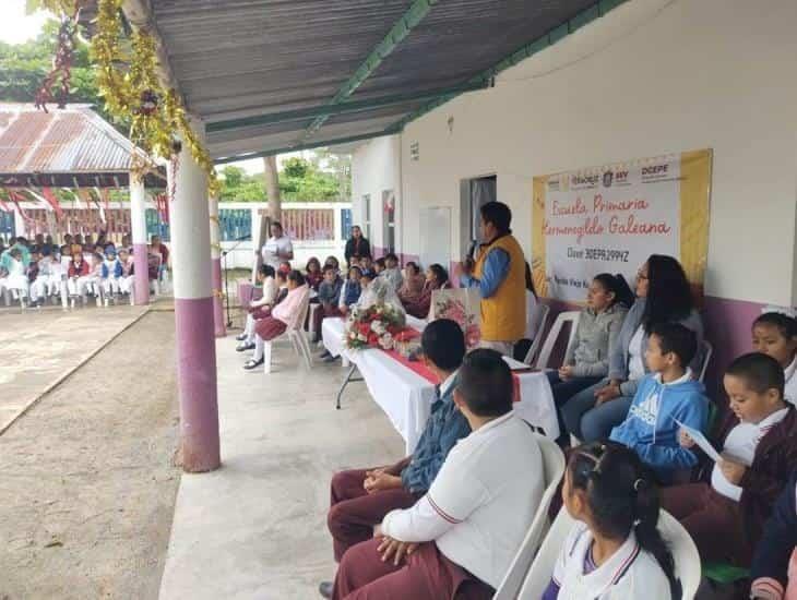 Entregan reconocimiento al pequeño Sebastián; ganador del concurso Libro Artesanal Veracruzano en Minatitlán