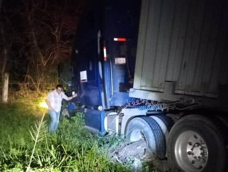 Trailero pierde el control y termina por salirse de la autopista Veracruz-Cardel