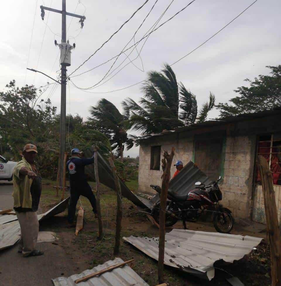 Familia pierde el techo de su casa en Úrsulo Galván por norte explosivo