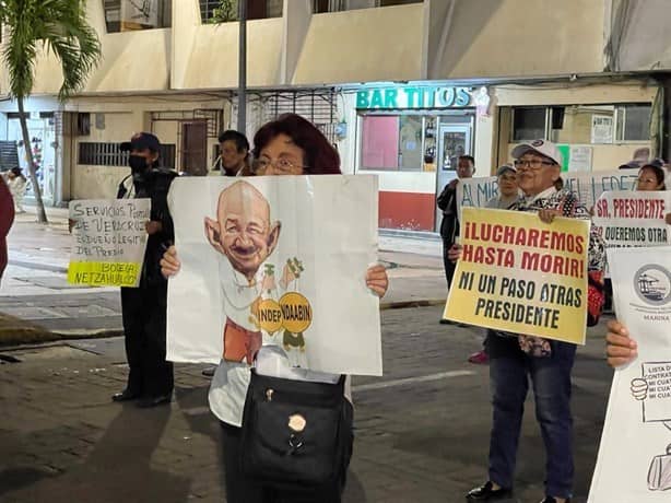 Maniobristas marchan en calles del centro de Veracruz