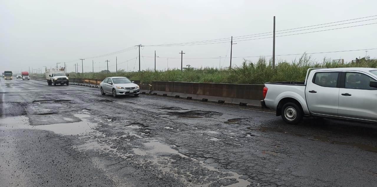 Hoyancos ponen en peligro a conductores en la Costera del Golfo