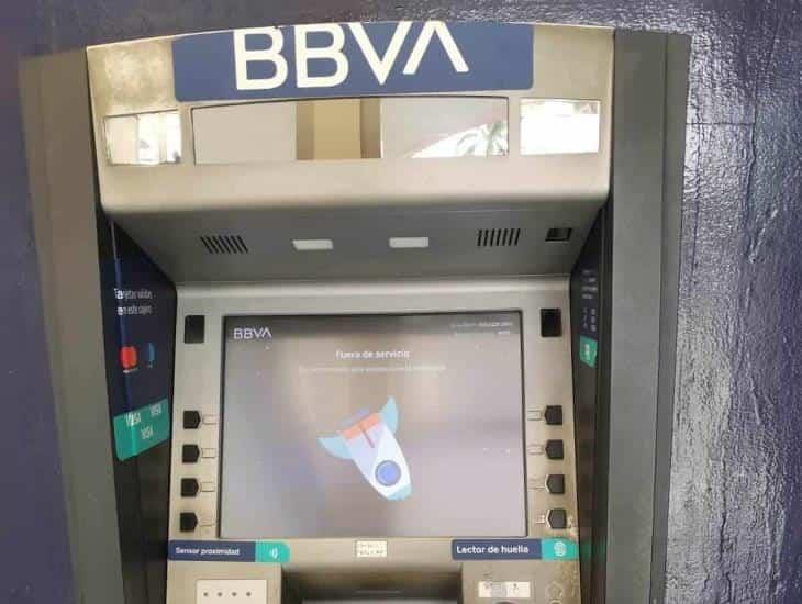 Cuentahabientes se ven afectados por cajero automático fuera de servicio