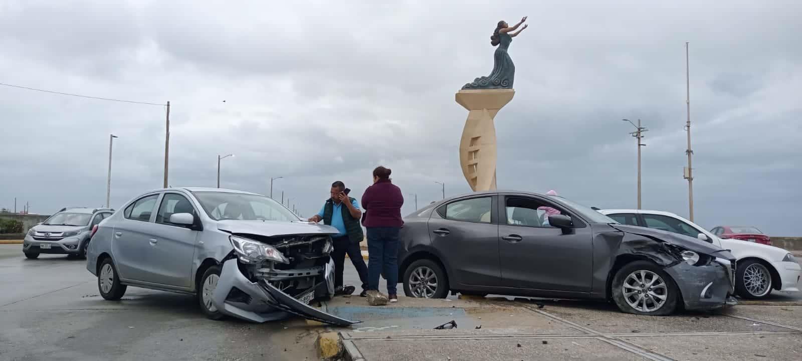 Padre e hija resultan lesionados en aparatoso choque en el Malecón 