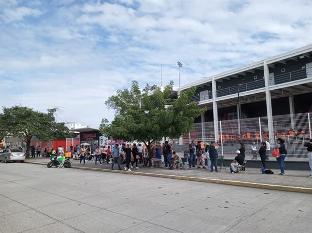 Fanáticos de Luis Miguel hacen largas filas para entrar al concierto en Veracruz | VIDEO