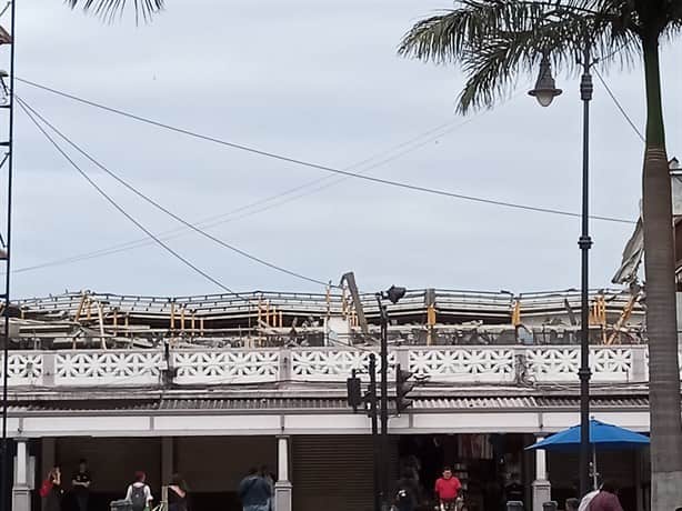 Así va la demolición de la antigua bodega de autos del Puerto de Veracruz