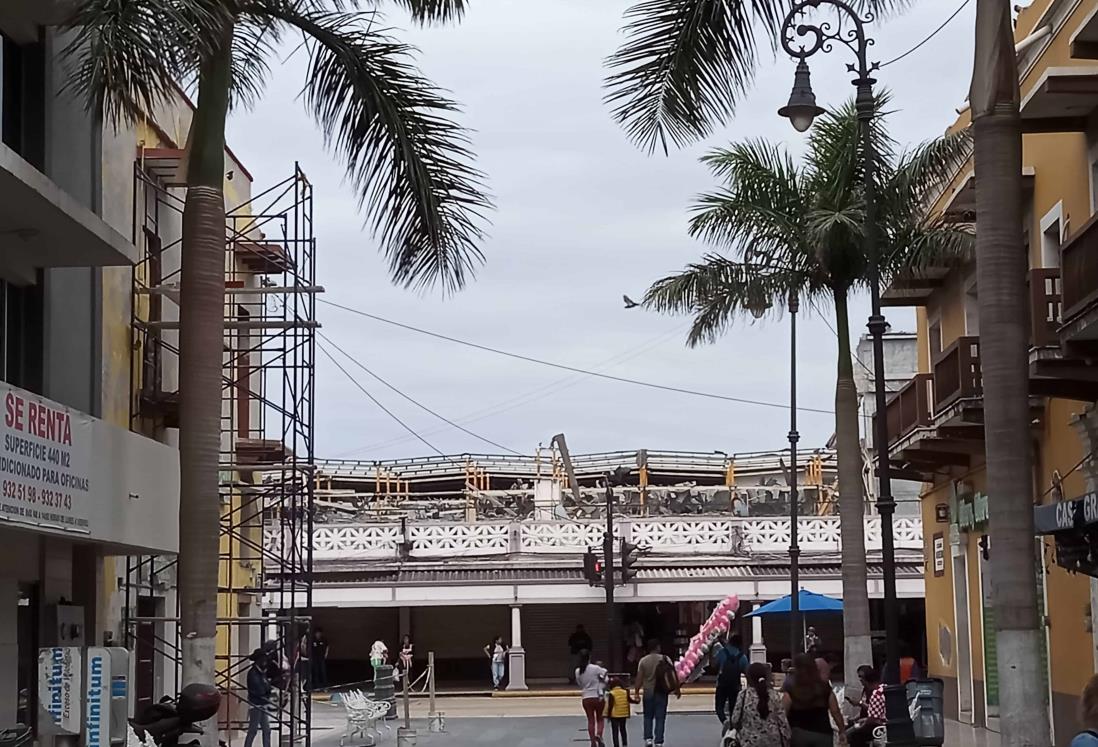 Así va la demolición de la antigua bodega de autos del Puerto de Veracruz