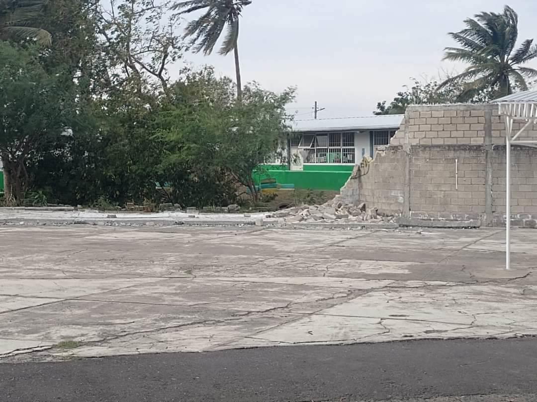 Primaria en Veracruz pide apoyo para construir barda derrumbada por el pasado norte