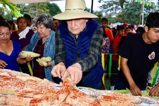 Crean el elote más grande en este municipio de Veracruz