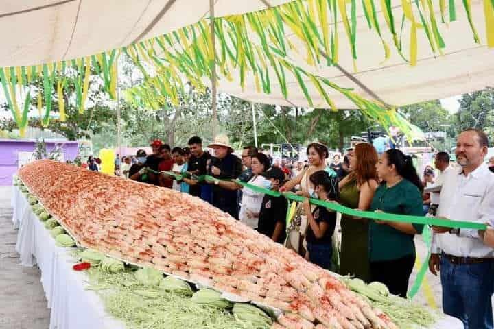 Crean el elote más grande en este municipio de Veracruz