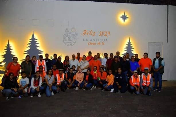 Encienden árbol de Navidad e instalan villa iluminada en Cardel, Veracruz