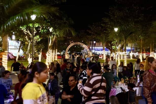 Encienden árbol de Navidad e instalan villa iluminada en Cardel, Veracruz