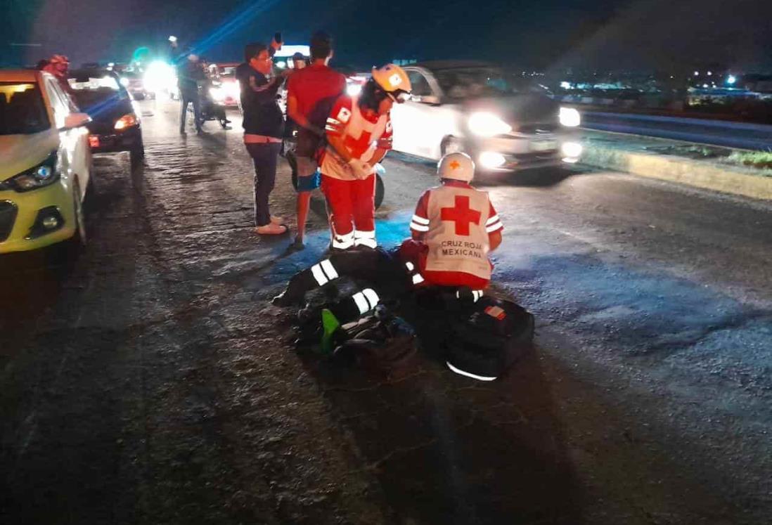 Conductora de motocicleta termina en el hospital tras ser impactada por automovilista