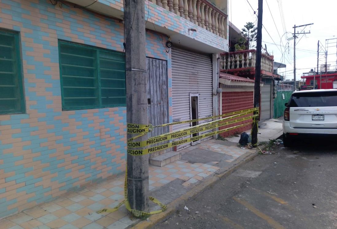 Poste de luz amenaza con caer en la colonia Electricistas, en Veracruz