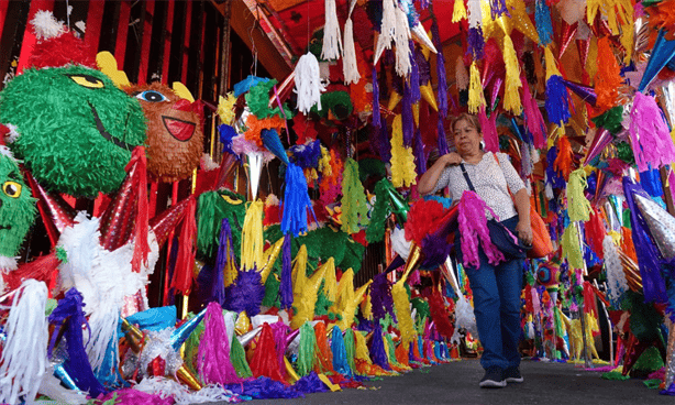 Se elevan precios de piñatas en mercado de Veracruz por temporada