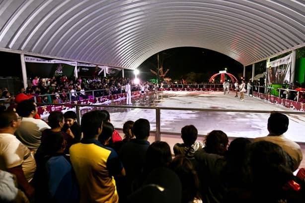 Inauguran pista de hielo en Medellín de Bravo |VIDEO