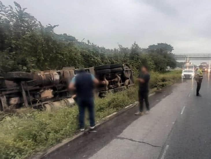 Conductor de tráiler termina lesionado tras volcarse en Cosamaloapan