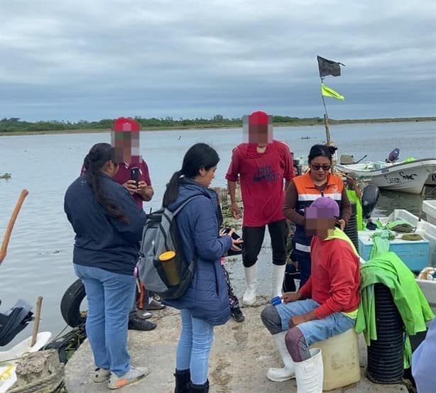 SEMAR rescata a cuatro pescadores varados en la Barra de Cazones