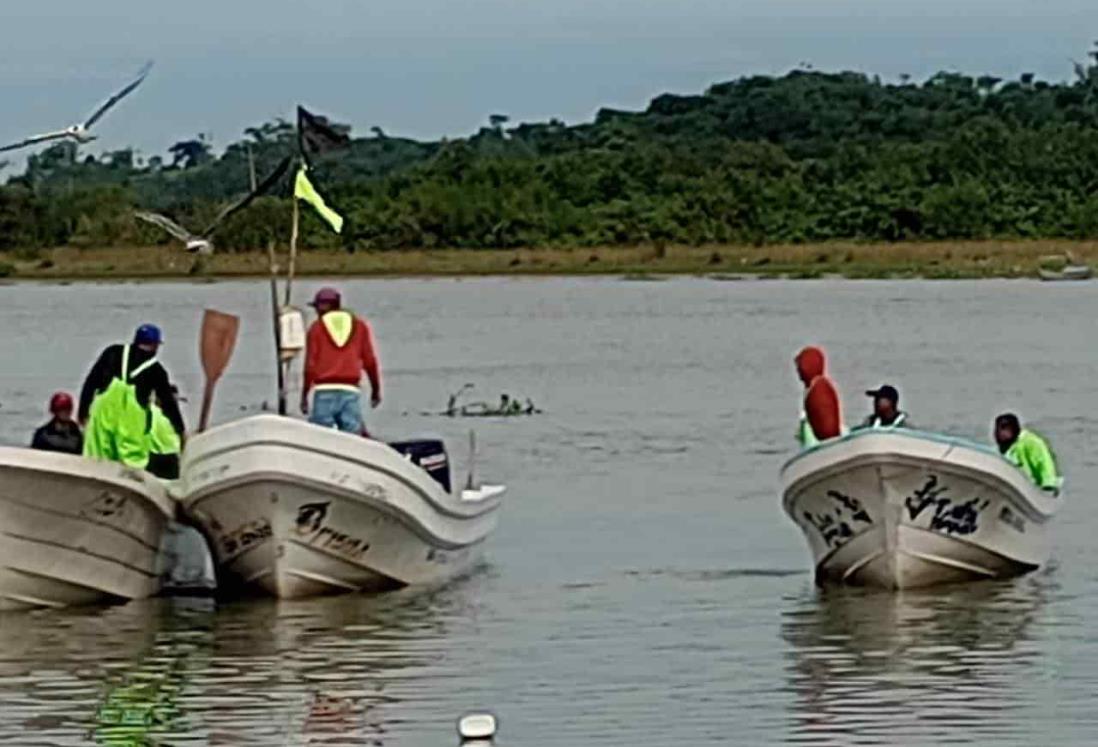 SEMAR rescata a cuatro pescadores varados en la Barra de Cazones