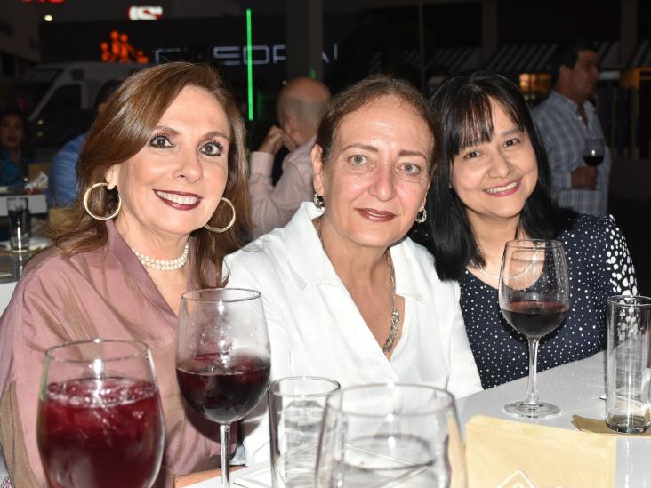 Marliz Platas de Ruiz realiza brindis con amigas