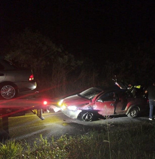 Chocan dos autos en Úrsulo Galván; trasladan a joven a hospital de Cardel