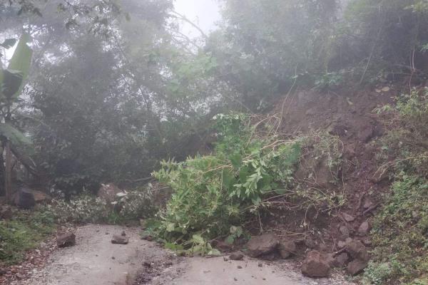 Derrumbe obstaculiza el paso entre Naranjos y Vaquería en Chiconquiaco