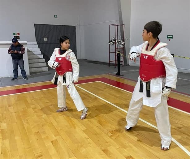 Realizan examen de grado jóvenes en TKD