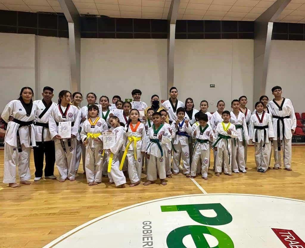 Realizan examen de grado jóvenes en TKD