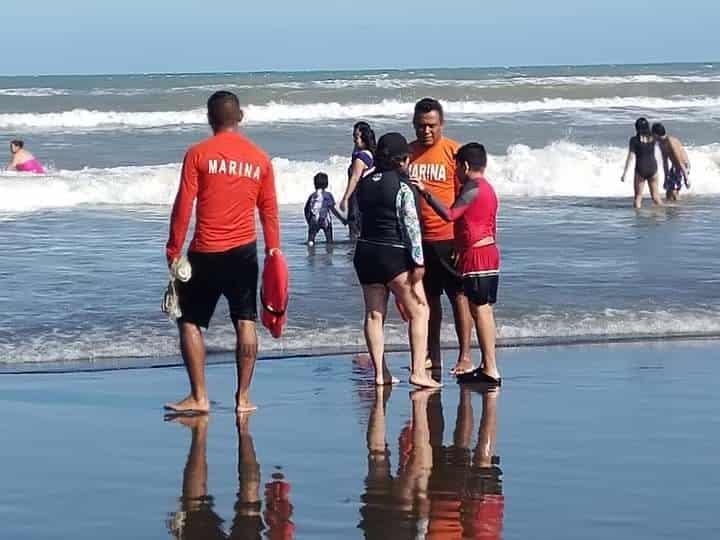 Salvan a niño de ahogarse en Chachalacas