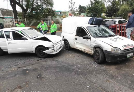 Auto y camioneta protagonizan choque en calles de Xalapa