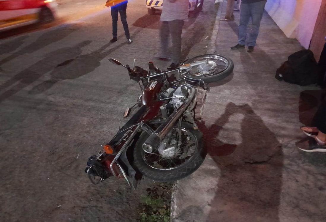 Choca motocicleta y sale proyectada contra una vecina de la colonia Rigo