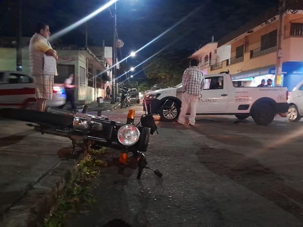 Choca motocicleta y sale proyectada contra una vecina de la colonia Rigo