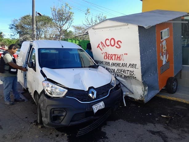 Se estrellan contra puesto de tacos en la carretera que va a El Tejar