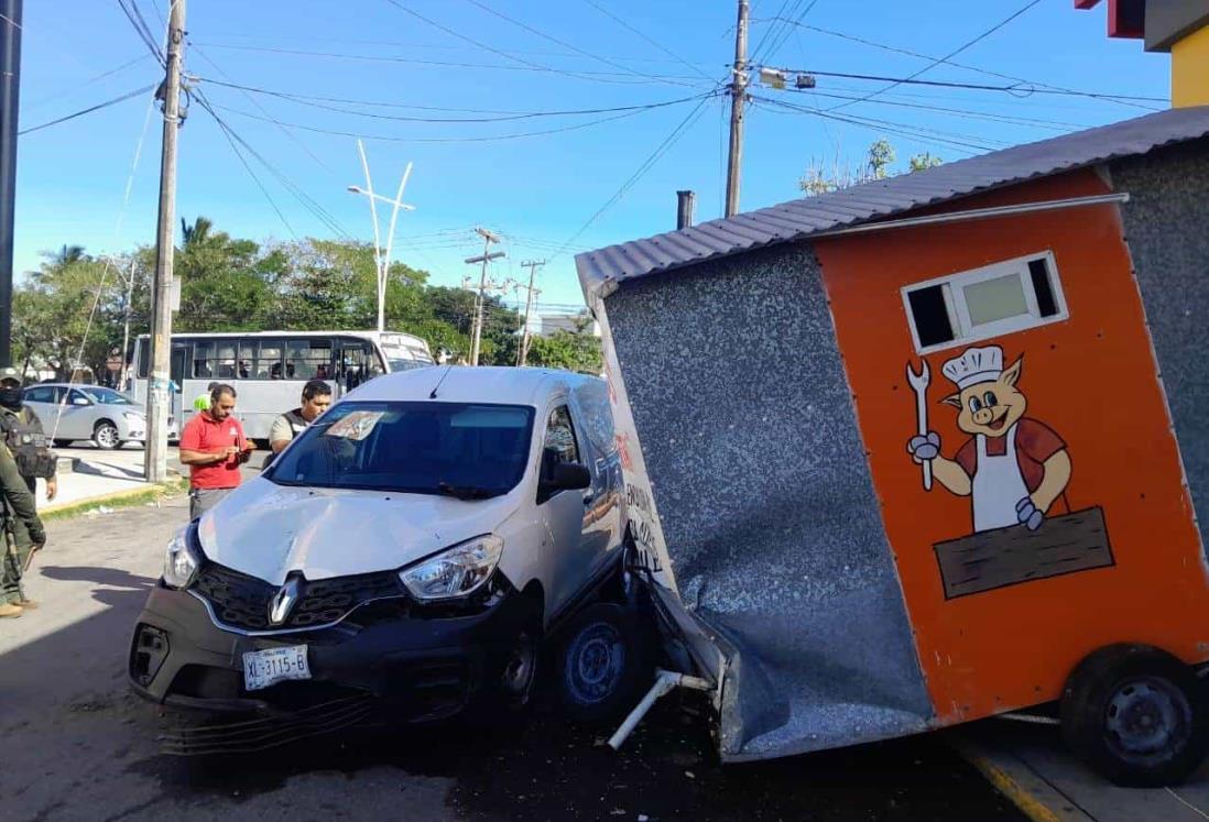 Se estrellan contra puesto de tacos en la carretera que va a El Tejar