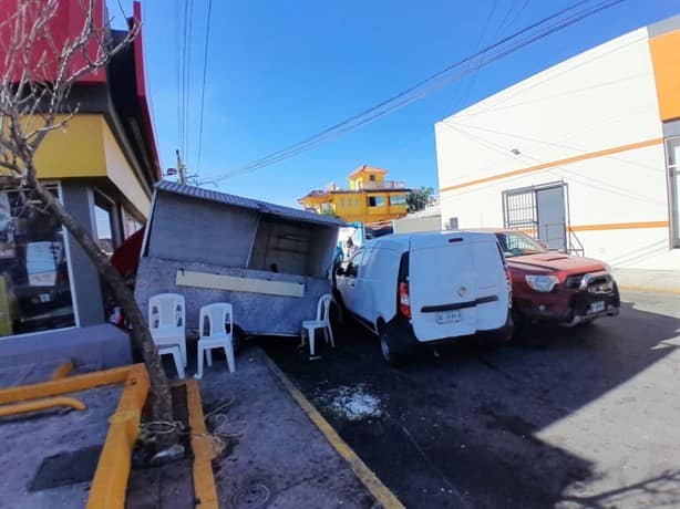 Se estrellan contra puesto de tacos en la carretera que va a El Tejar