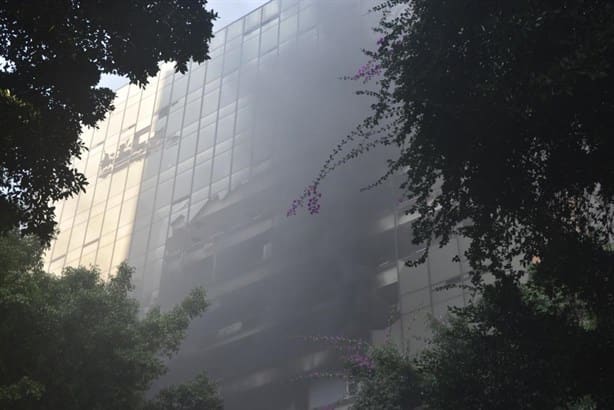 Impresionante incendio de edificio abandonado del ISSSTE en Paseo de Reforma, en CdMx | VIDEO