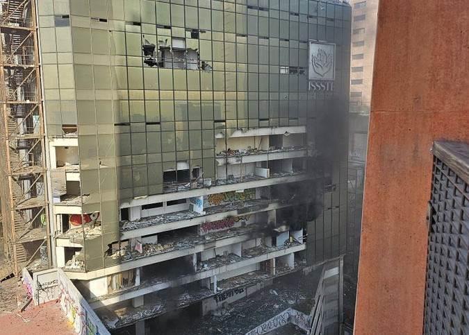 Impresionante incendio de edificio abandonado del ISSSTE en Paseo de Reforma, en CdMx | VIDEO