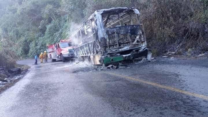 Se incendia autobús en Tlaltetela, Veracruz; pasajeros lograron salir rápido