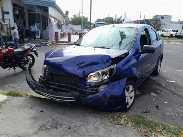 Mujer en Veracruz termina lesionada en accidente entre dos vehículos