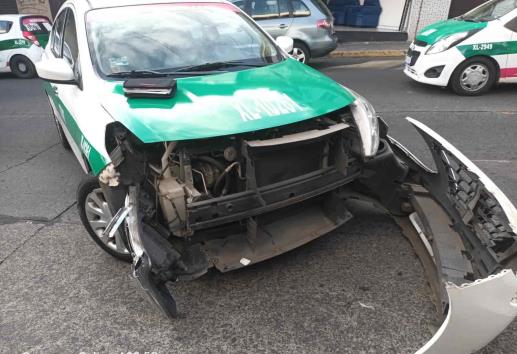 Choque entre taxi y motociclista deja un lesionado, en Xalapa