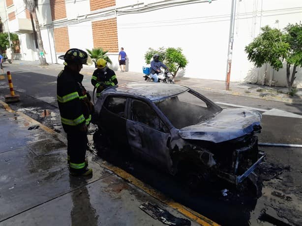 Se incendia automóvil en fraccionamiento Vistamar, en Veracruz