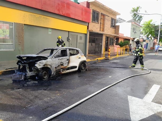 Se incendia automóvil en fraccionamiento Vistamar, en Veracruz